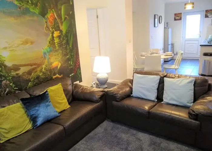 Modern Comfy 2-Bedroom Flat In St Helens