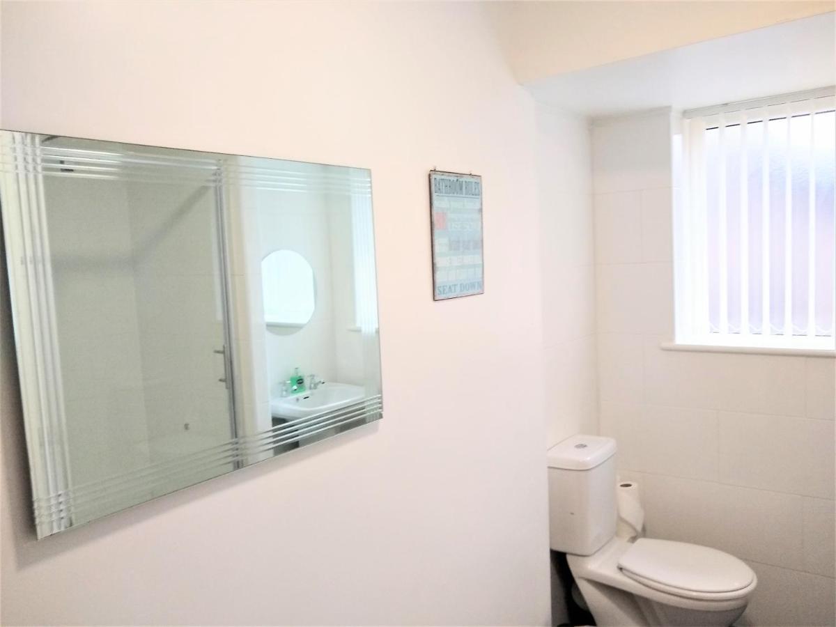 Modern Comfy 2-bedroom Flat In St Helens Apartment